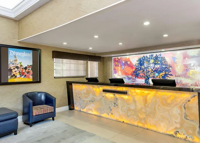 Best Western Plus Raffles Inn & Suites